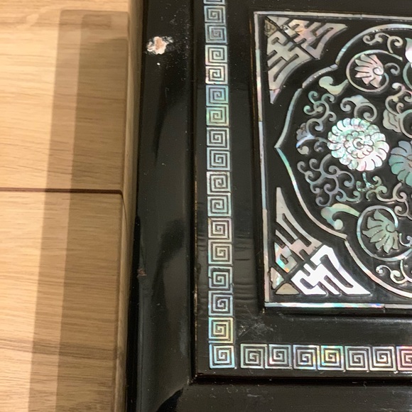 New Vintage Mother of Pearl lidded box - Picture 3 of 14